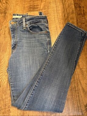 Levi's Women's 711 Medium Blue Skinny Jeans Classic Versitile
